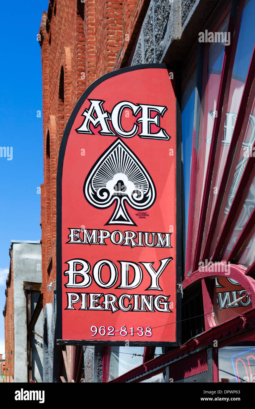Segno per body piercing salon nel centro storico di Ellensburg, Washington, Stati Uniti d'America Foto Stock