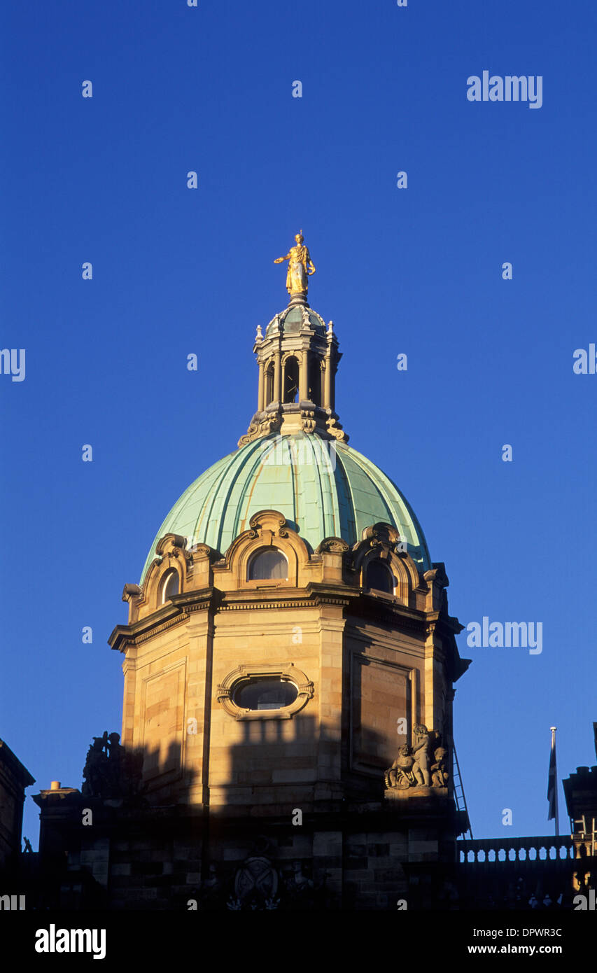 La Scozia, Edimburgo, il tetto a cupola della Edinburgh City Chambers. Foto Stock