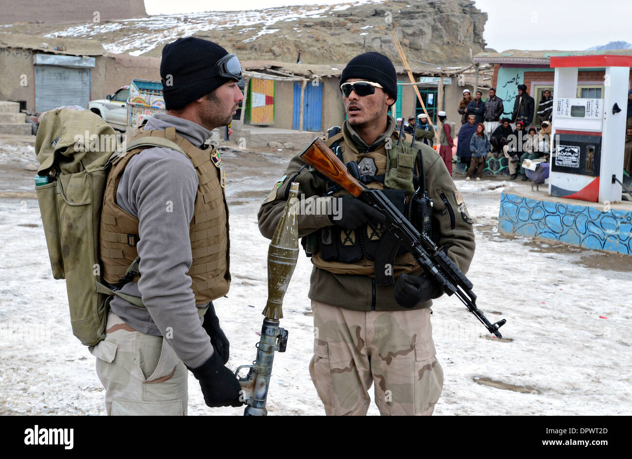 Forze di sicurezza nazionali afgane soldati discutere le operazioni durante una pattuglia di presenza 12 gennaio 2014 nel villaggio di Spina, Omnah Distretto, Provincia Paktika, Afghanistan. Foto Stock