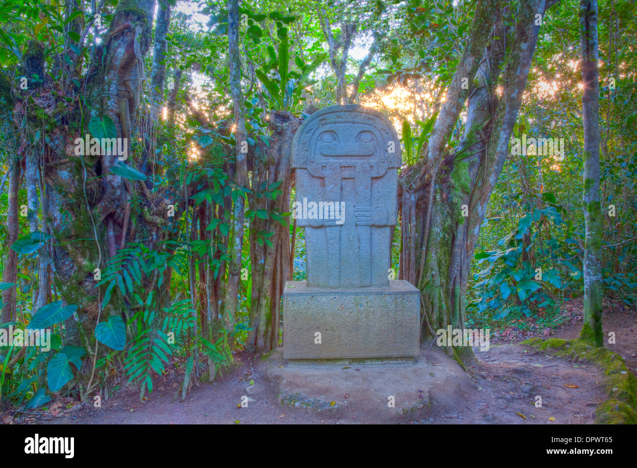 Antica statua nella foresta pluviale, San Agustin parco archeologico, Colombia, 3000 anno statue dalla cultura sconosciuto Foto Stock