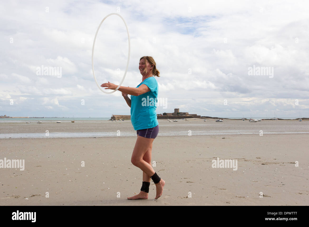Hula hoop divertimento allenamento sul Jersey faggio Foto Stock Hula hoop divertimento allenamento sul Jersey faggio Foto Stock