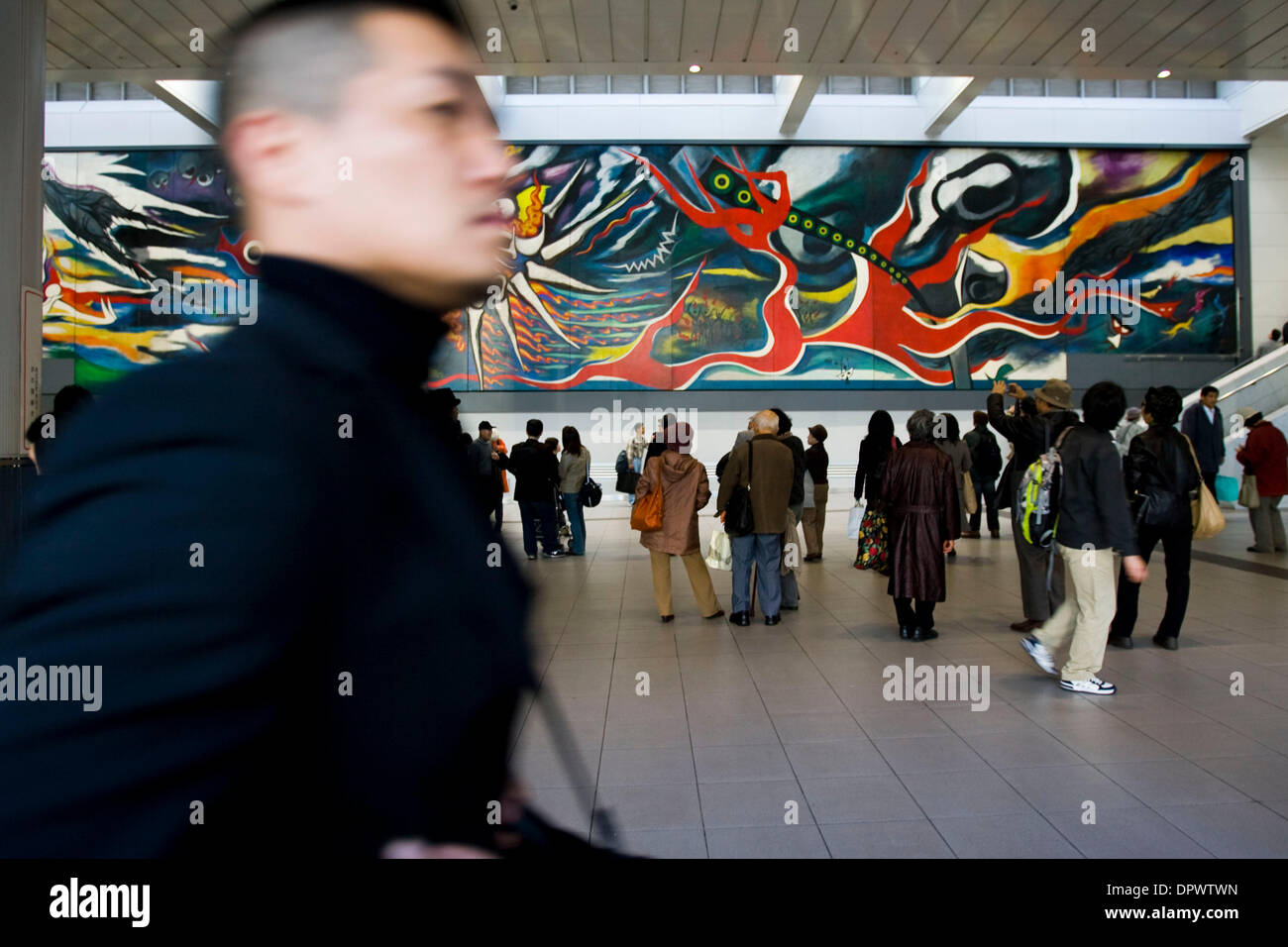 Nov 29, 2008 - Tokyo, Giappone - un 5.5 metri e alta 30 metri largo gigantesco murale dipinto dal tardo artista giapponese, Taro Okamoto, viene visualizzato in pubblico al marchio di Shibuya City Shopping Centre. Il dipinto intitolato 'mito del domani" simboleggia il momento della bomba atomica esplosione in Hiroshima in agosto 1945. Il gigante murale fu creato da Okamoto circa quaranta anni fa in Messico Foto Stock