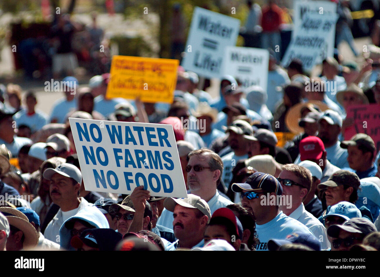 Apr 17, 2009 - los banos, California, Stati Uniti d'America - Led dalla California Latino coalizione acqua, circa 7 mila braccianti, agricoltori e area di politici si è conclusa una quattro giorni di marzo Venerdì per richiamare l attenzione sulla mancanza di assegnazioni di acqua a valle centrale fattorie. In precedenza, migliaia di persone si affollano in per ascoltare un lungo elenco di oratori tra cui il governatore della California Arnold Schwartzenegger. Foto Stock