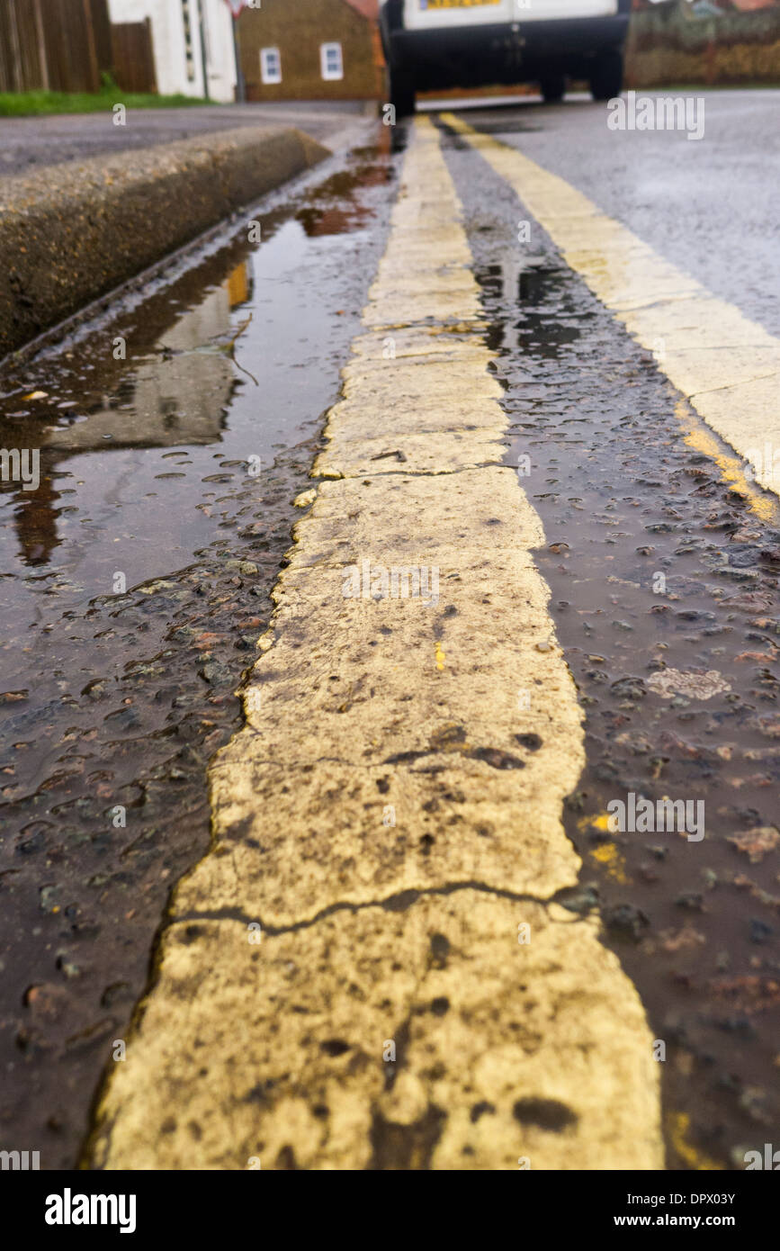Doppie linee gialle e un furgone bianco parcheggiato illegalmente. Foto Stock