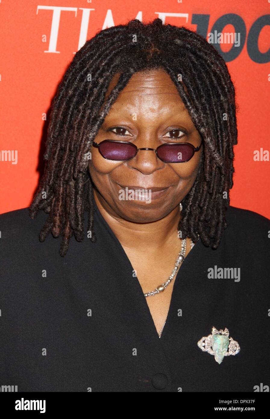 05 maggio 2009 - New York New York, Stati Uniti d'America - 'Vista' co-host Whoopi Goldberg assiste il tempo 100 Gala che celebra il 100 persone più influenti nel mondo tenutosi presso il Time Warner Building. (Credito Immagine: Â© Nancy Kaszerman/ZUMA Press) Foto Stock