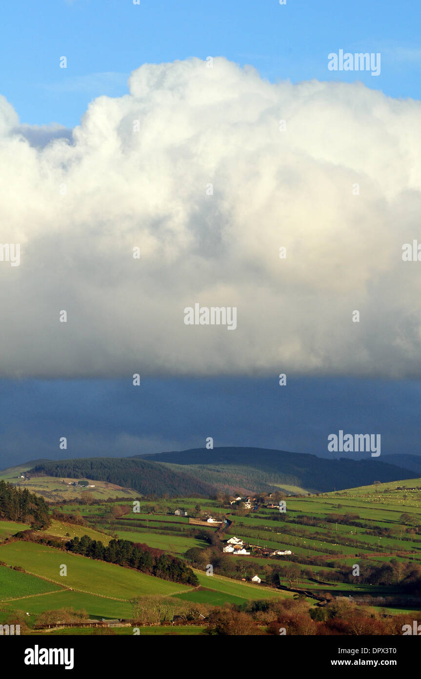 Aberystwyth, Wales, Regno Unito. 16 gennaio 2014. - La vista del Cambriano montagne vicino, Aberystwyth, Wales, Regno Unito. 16 gennaio 2014. Cancella lasciando sole serale dopo heavy rain - 16 gen 2014. Photo credit: John Gilbey/Alamy Live News Foto Stock