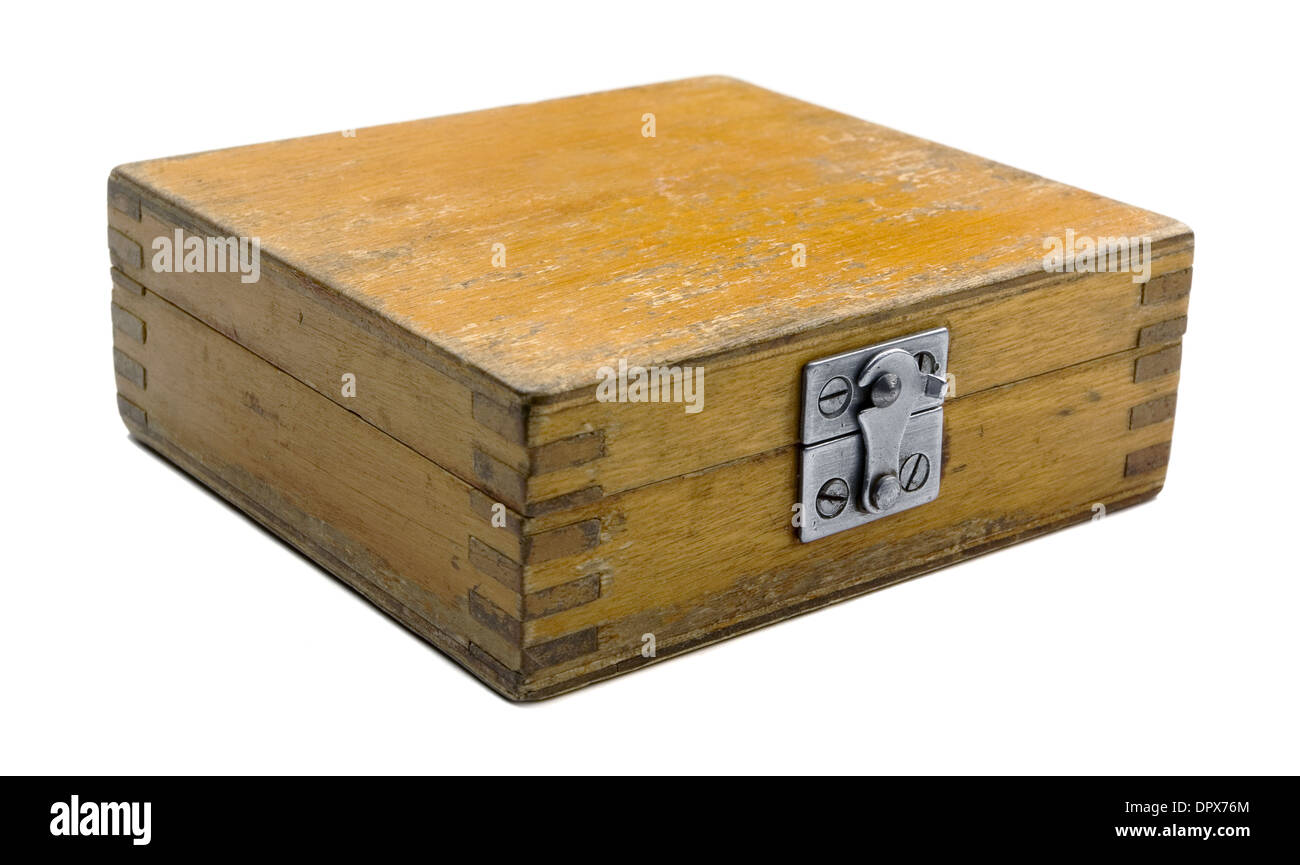 In legno antico scatola chiusa isolato su bianco Foto Stock