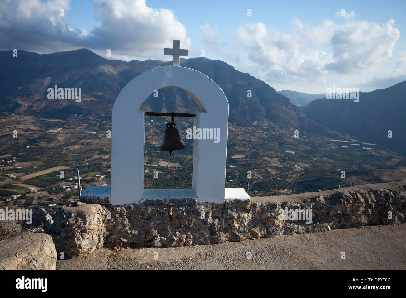 La campana della mountain-top Timios Stavròs chiesa, vicino a Plakias, Rethymnon distretto, Creta, Grecia. Foto Stock