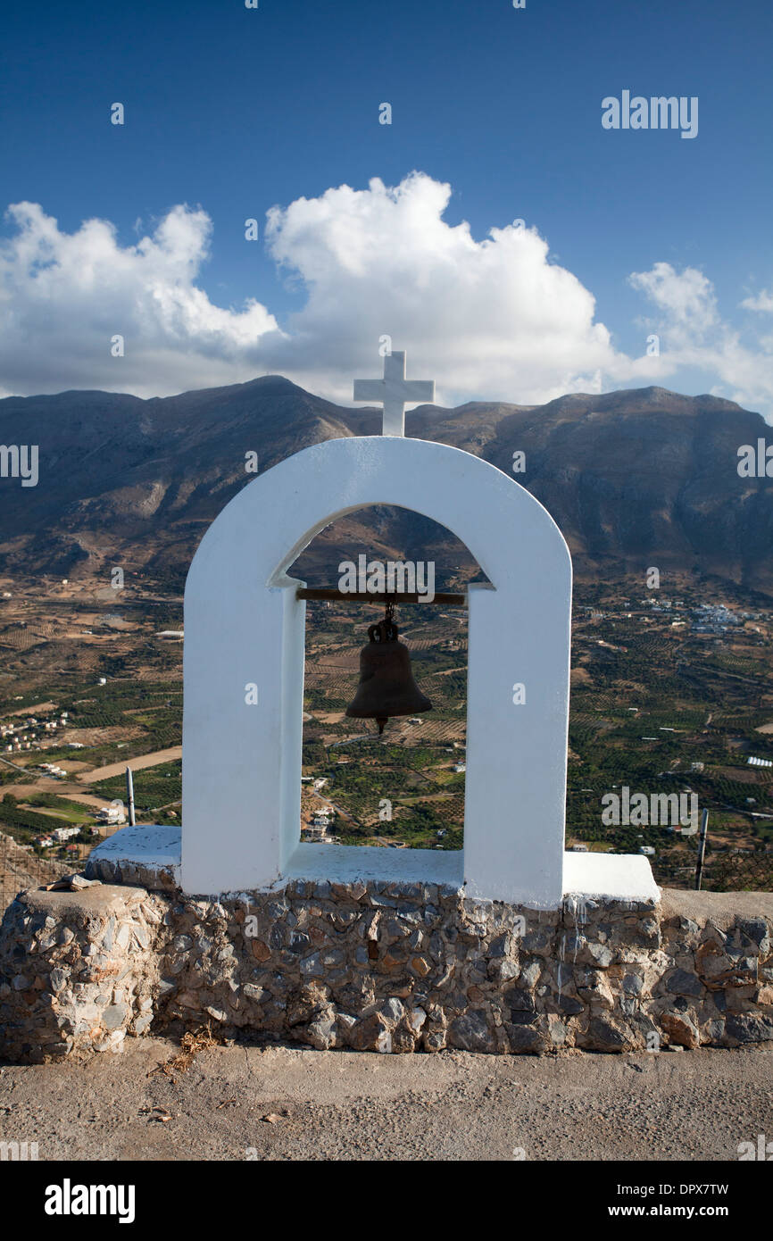 La campana della mountain-top Timios Stavròs chiesa, vicino a Plakias, Rethymnon distretto, Creta, Grecia. Foto Stock