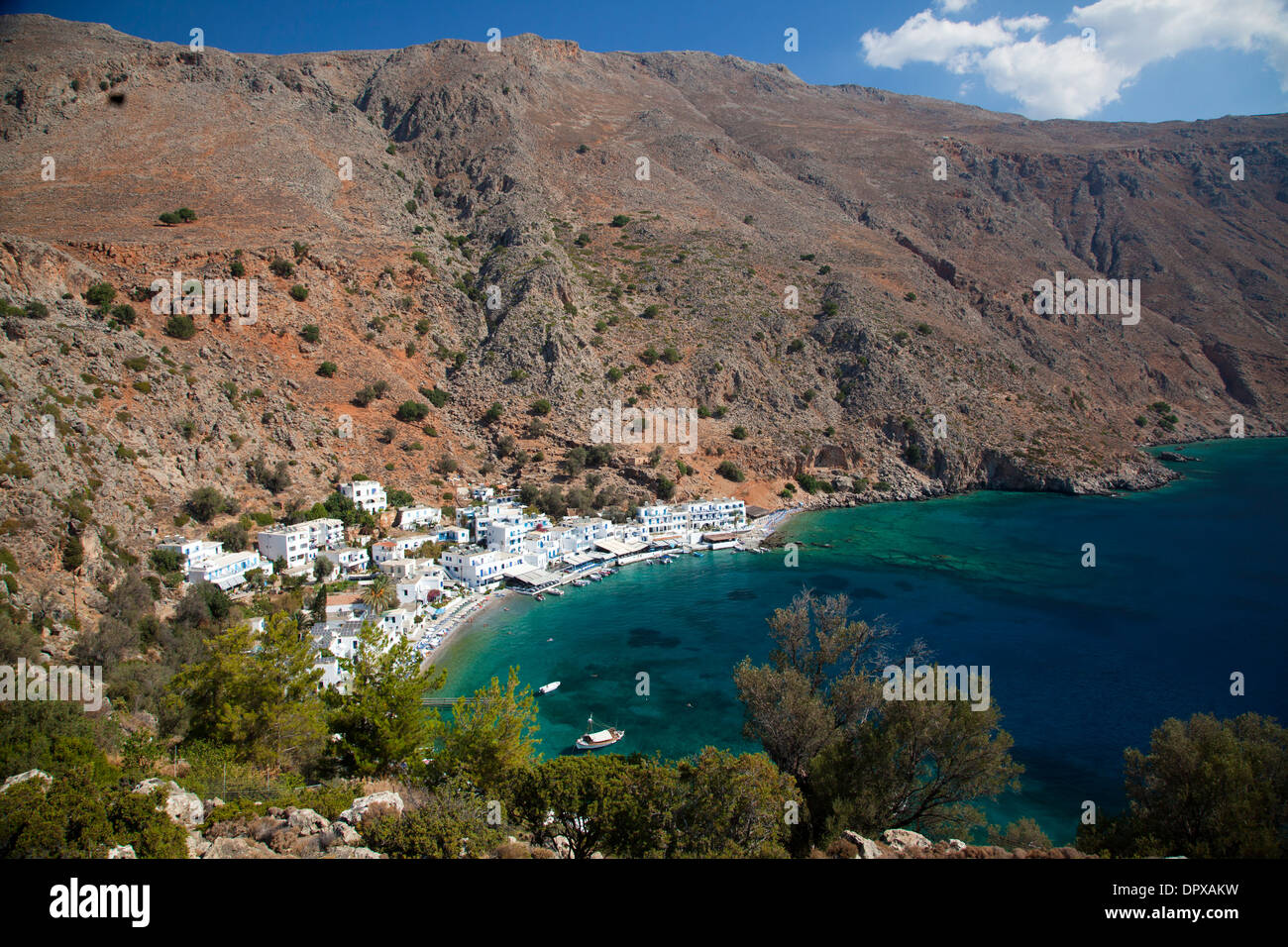 Vista sul villaggio di Loutro sotto le montagne bianche, Sfakia, distretto di Chania, Creta, Grecia. Foto Stock