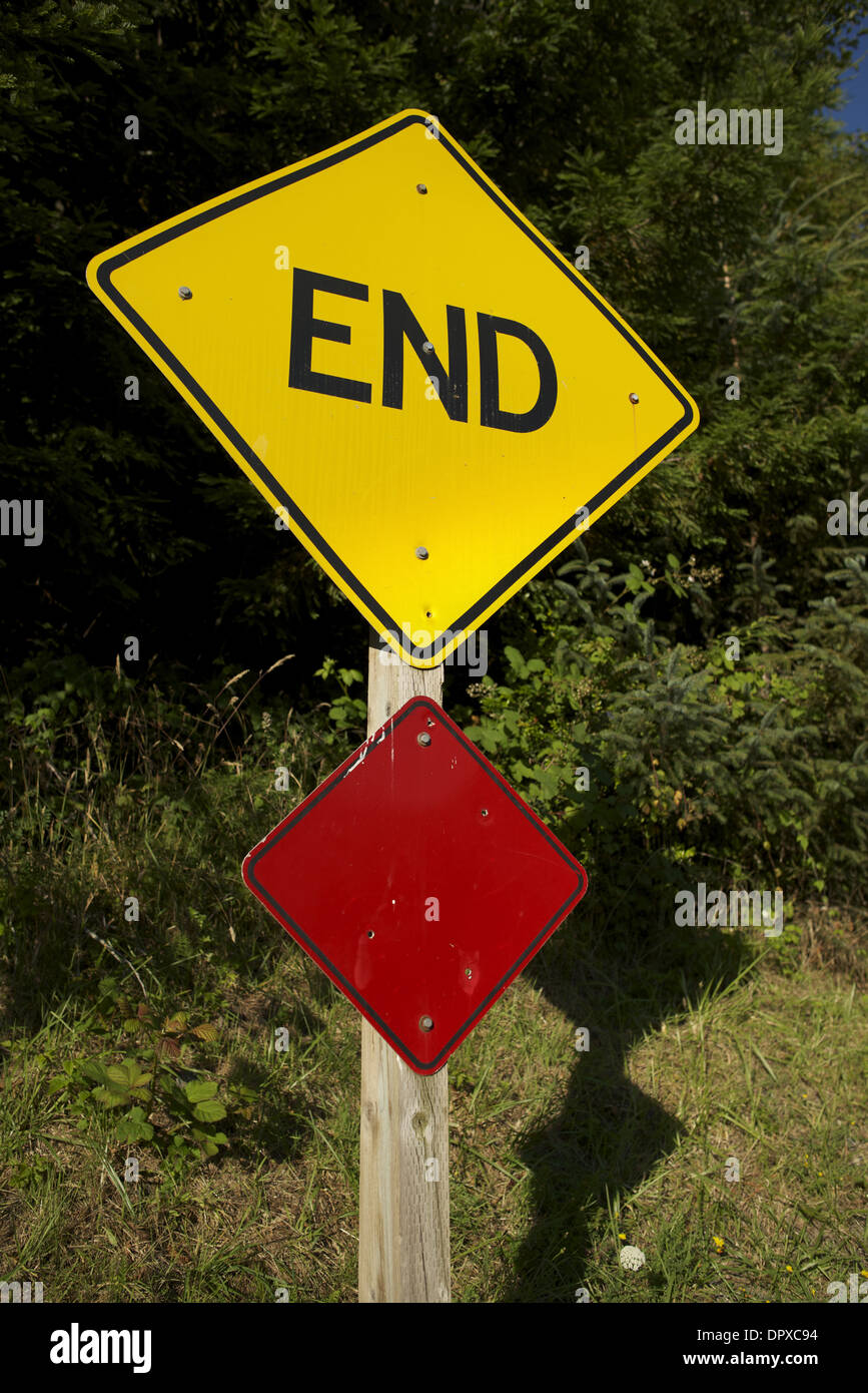 End Road Sign sul palo di legno. Concetto di fallimento Foto Stock