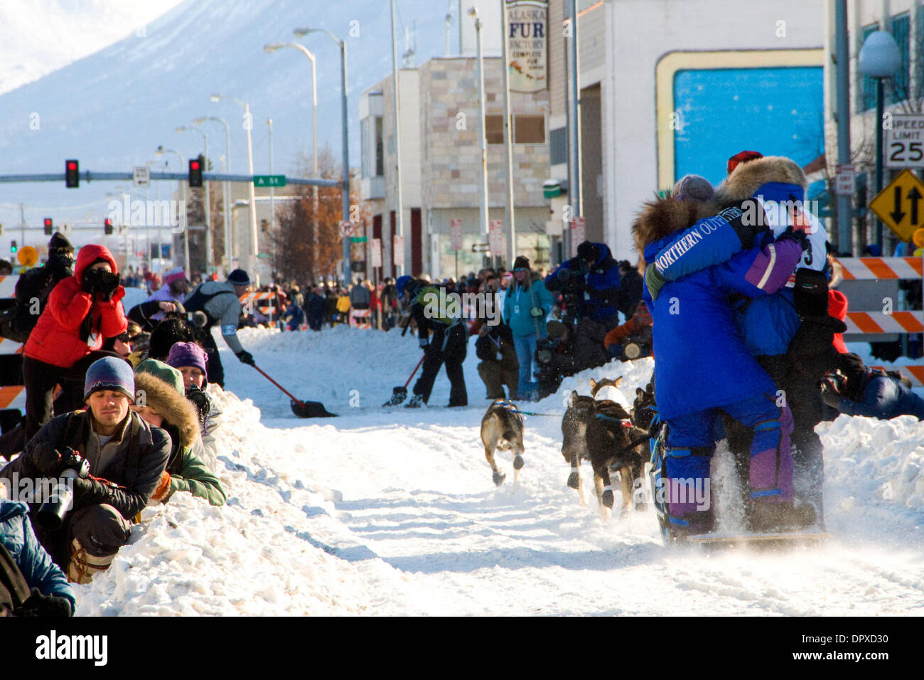 Mar 07, 2009 - Anchorage, Alaska, Stati Uniti d'America - Veterano Iditarod musher/vincitore MARTIN BUSER abbracciando la moglie come egli giù la testa 4a Avenue all inizio della xxxvii Iditarod Dogsled Race. (Credito Immagine: © Ron Levy/ZUMA Press) Foto Stock