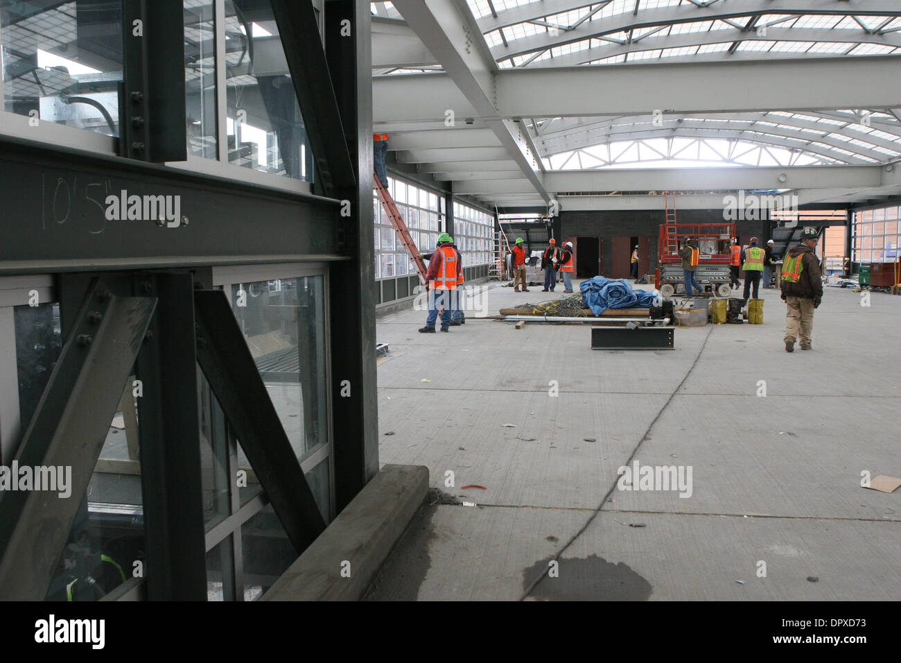 Apr 01, 2009 - Bronx, New York, Stati Uniti d'America - servizio del treno a MTA Metro-North ferrovia della nuovissima stazione Yankees in Oriente 153rd. San nel Bronx è in costruzione. (Credito Immagine: © Mariela Lombard/ZUMA Premere) Restrizioni: * New York City quotidiani diritti * Foto Stock