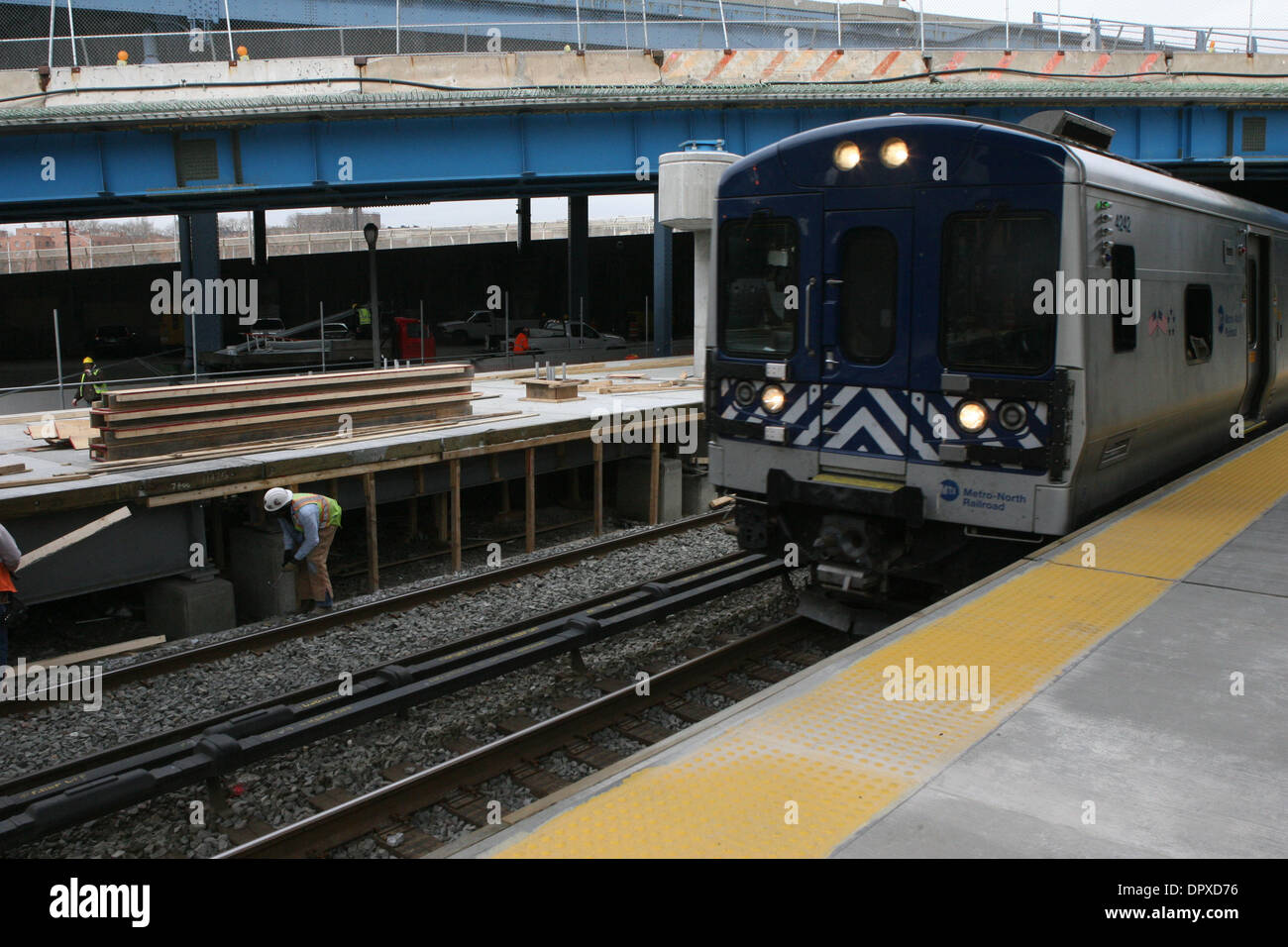 Apr 01, 2009 - Bronx, New York, Stati Uniti d'America - servizio del treno a MTA Metro-North ferrovia della nuovissima stazione Yankees in Oriente 153rd. San nel Bronx è in costruzione. (Credito Immagine: © Mariela Lombard/ZUMA Premere) Restrizioni: * New York City quotidiani diritti * Foto Stock