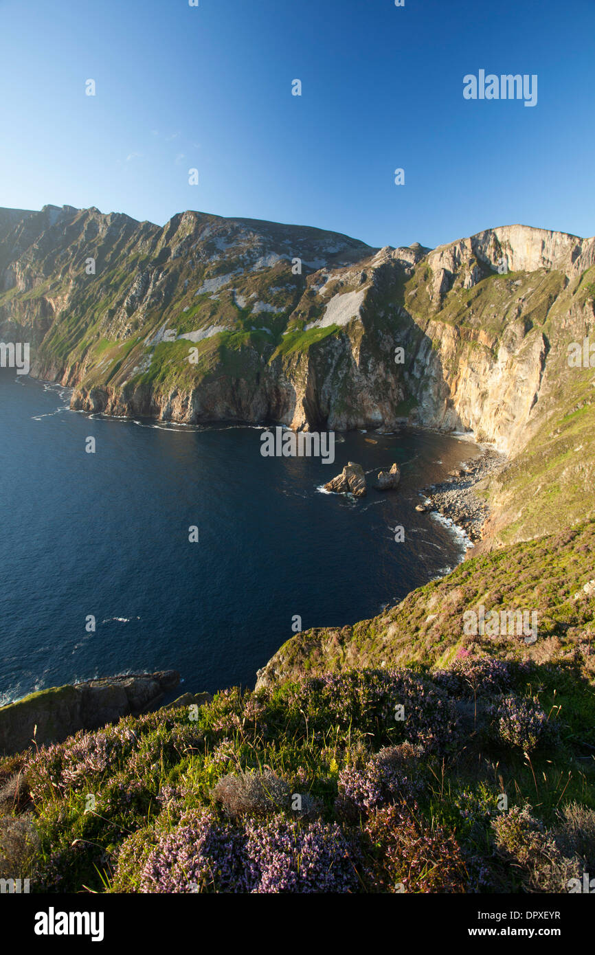 Vista attraverso la Slieve League scogliere da Bunglas, County Donegal, Irlanda Foto Stock