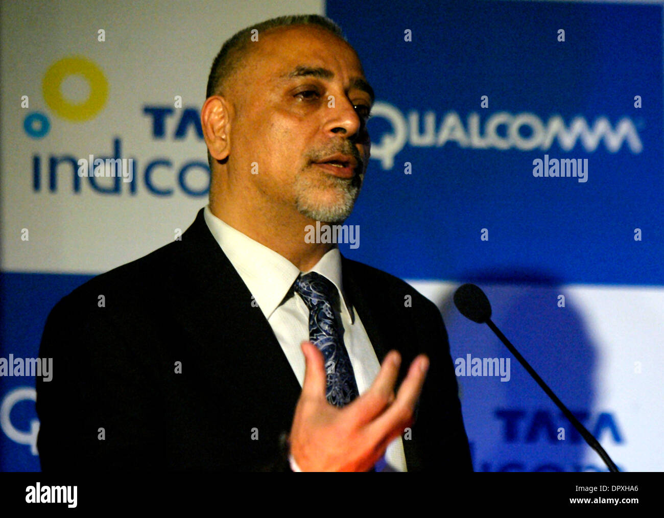 Apr 20, 2009 - New Delhi, India - Presidente di Qualcomm India e Asia del Sud, Senior Vice President di Qualcomm Inc. KANWALINDER SINGH, pone con il loro nuovo lanciato Quick-finder A-GPS servizi con le loro attuali Tata Indicom mobile services. (Credito Immagine: © M Lakshman/M. Lakshman/ZUMA Press) Foto Stock