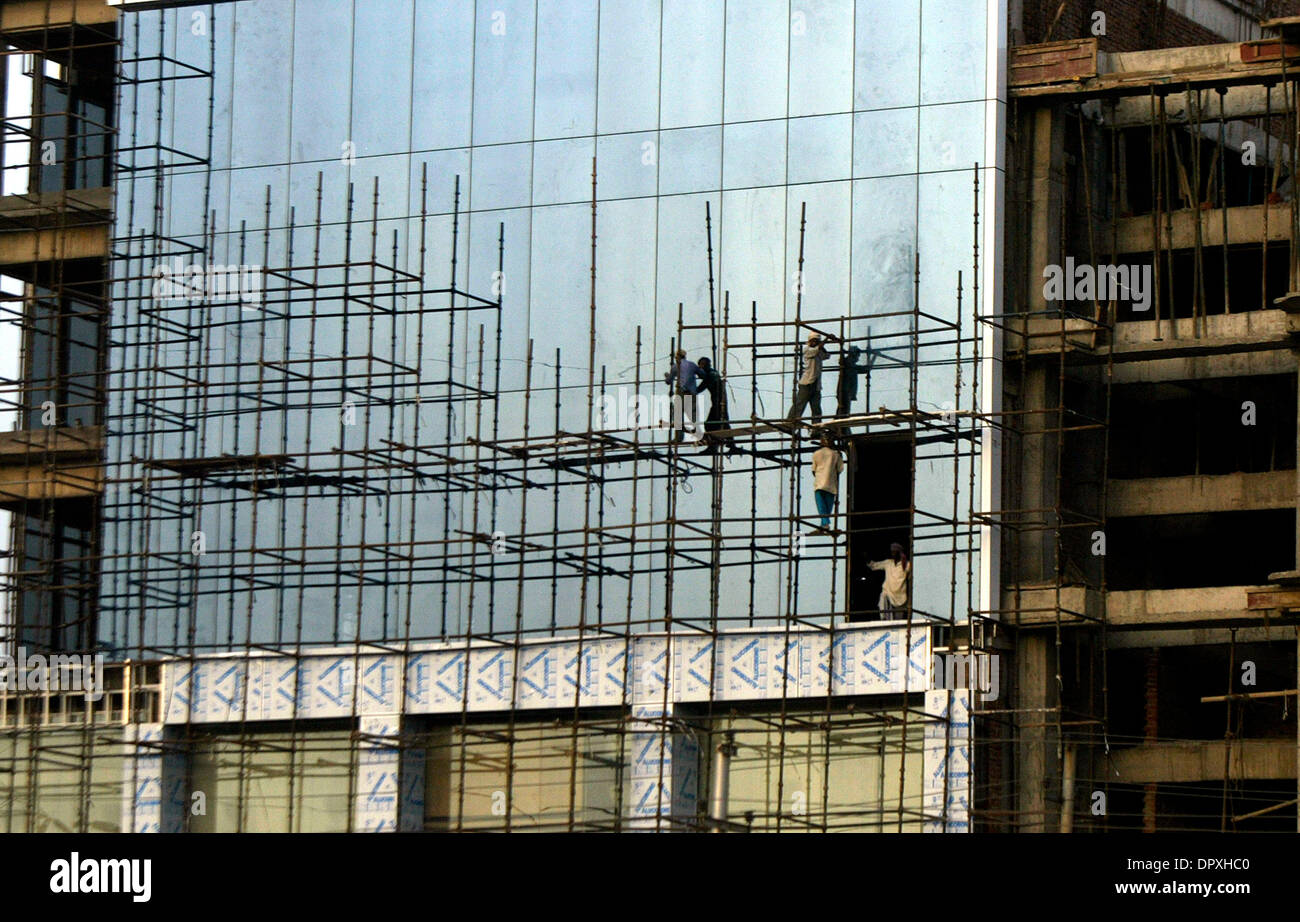 Apr 27, 2009 - New Delhi, India - lavoratori edili fissare gli occhiali davanti a un software industria edilizia. Molte famiglie rurali migrare in città metropolitane e lavorare per giornate. (Credito Immagine: © M Lakshman/M. Lakshman/ZUMA Press) Foto Stock