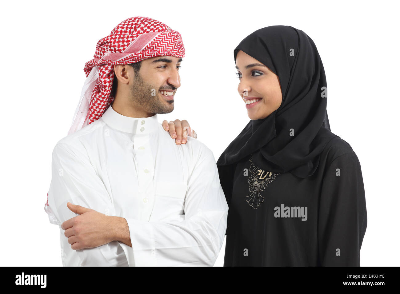 Arabo Saudita giovane matrimonio guarda con amore isolare don uno sfondo bianco Foto Stock