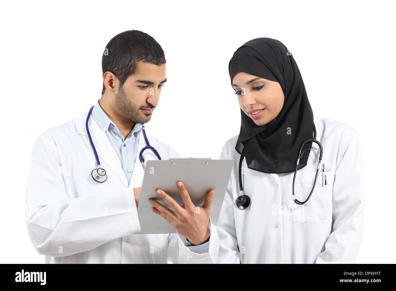 Arabo Saudita medici la diagnosi alla ricerca di una storia medica isolato su uno sfondo bianco Foto Stock