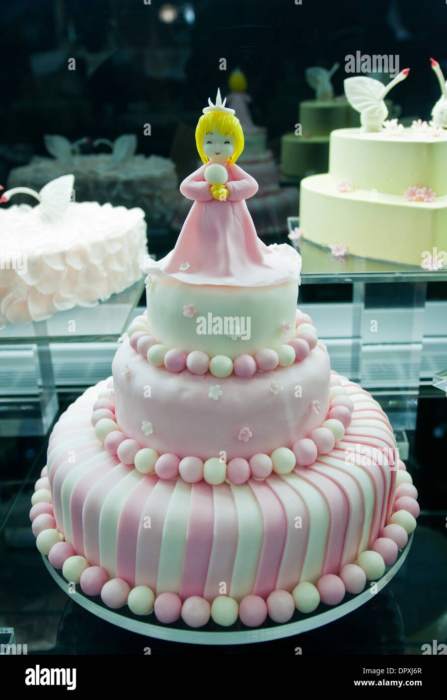 Bel compleanno layer cake con la principessa figura sulla parte superiore Foto Stock