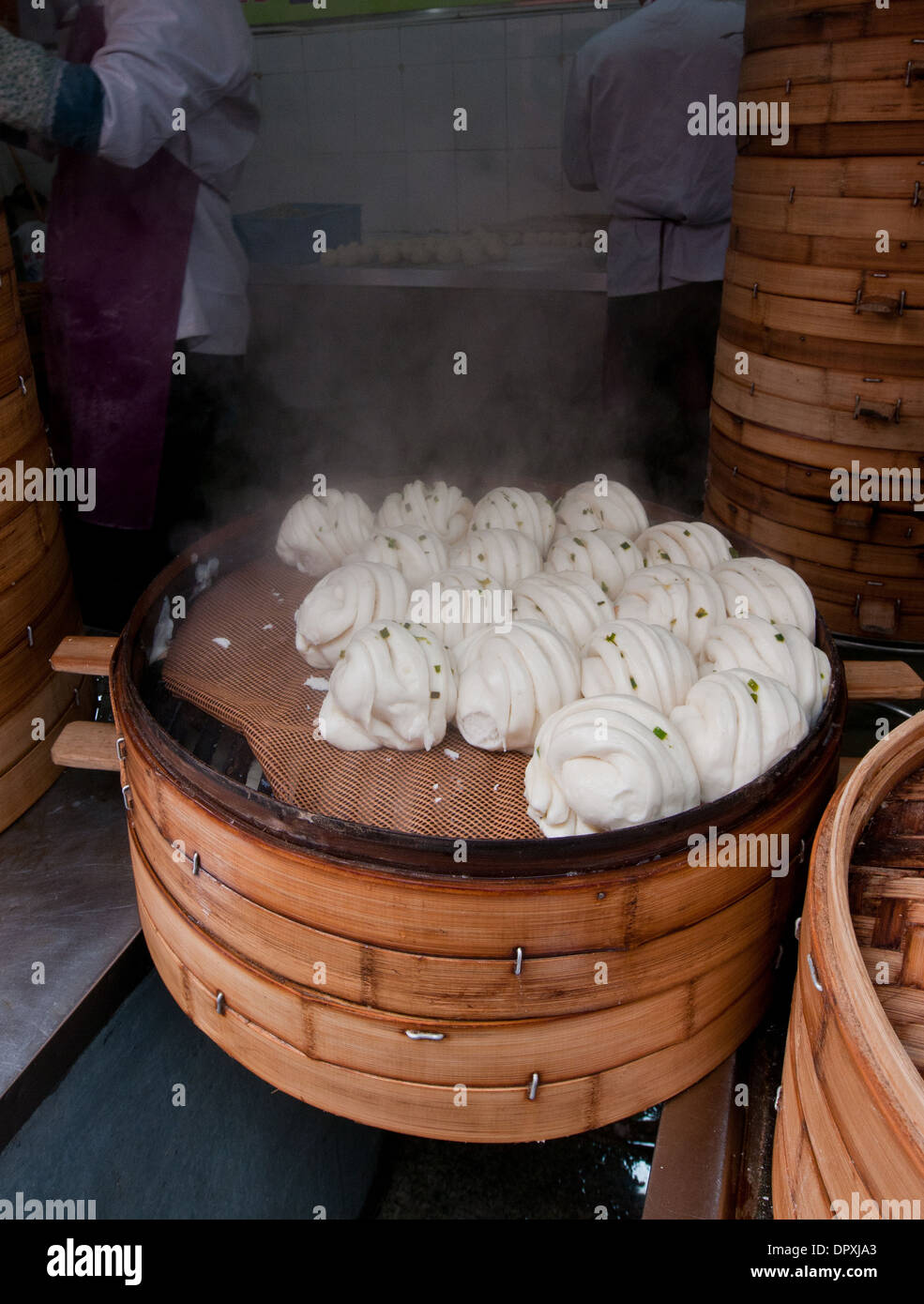 Gnocchi di Shanghai (bun al vapore chiamato Xiaolongbao) sul mercato alimentare nella Città Vecchia (Nanshi), Shanghai, Cina Foto Stock