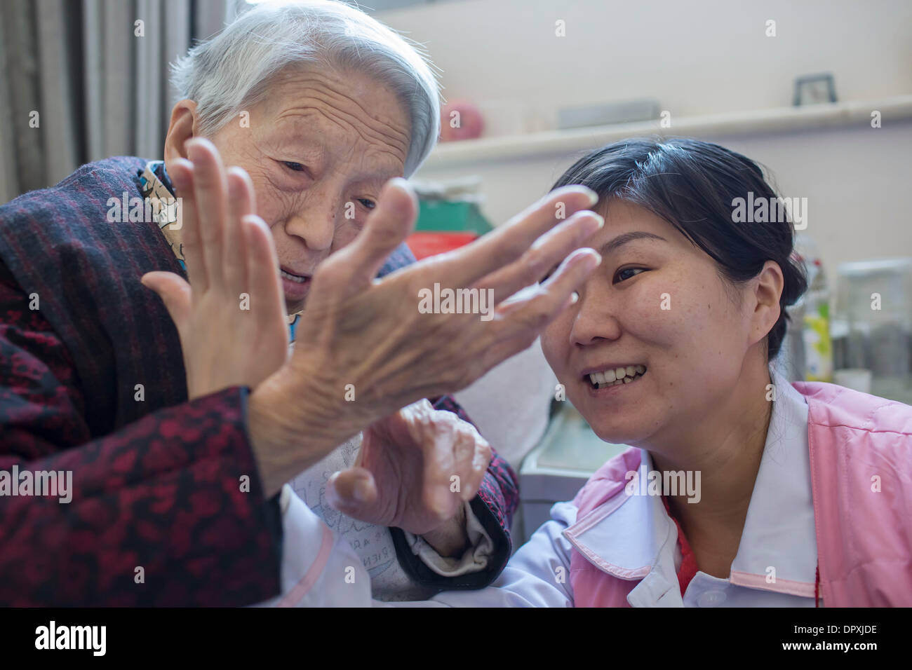 Jan 8, 2014 - Pechino, Cina - Pechino Songtang cura ospedale, istituito nel 1987, e anche il primo ospedale di cura per gli anziani in Cina. Negli ultimi 27 anni, più di 30.000 persone anziane hanno speso i loro ultimi giorni ci. Nei suoi primi anni, tuttavia, l'ospedale non è stato ben accolto in città e ha dovuto passare 7 volte perché tradizionalmente, persone a guardare dopo membri anziani della famiglia nella propria casa e di quartieri di tutto il pensiero che non era buono per avere Songtang nelle vicinanze. Ma ora le cose stanno cambiando, come pure il modo tradizionale di cura per il vecchio. La gente si rende conto che Foto Stock