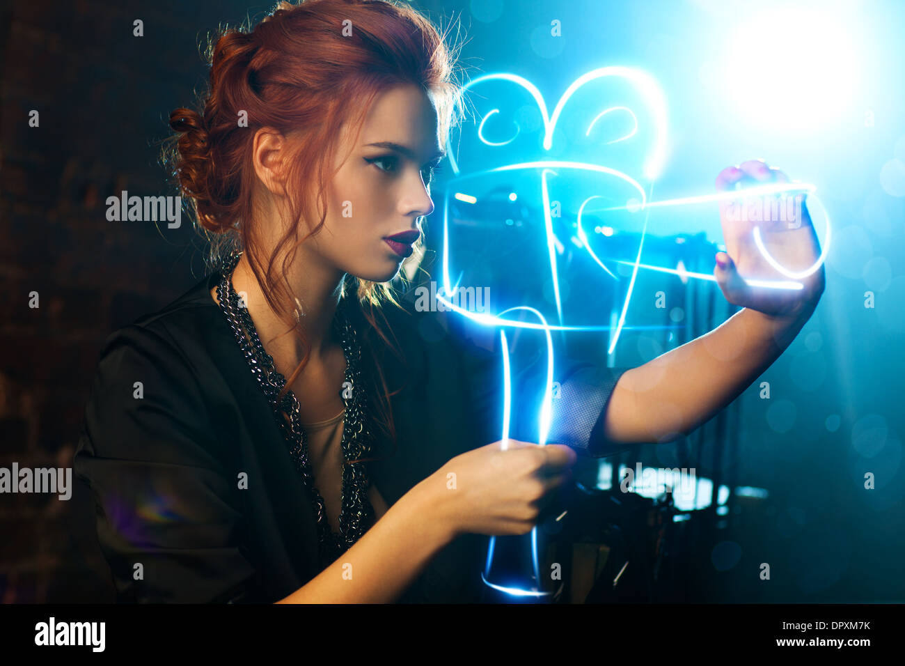 Donna giovane regista con telecamera virtuale. Foto Stock