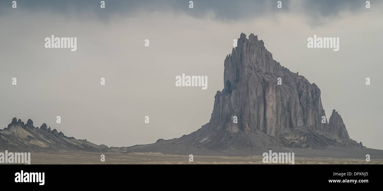 Shiprock New Mexico. Un piede 1700 della roccia vulcanica formazione su un Indiano Navajo prenotazione. È famoso per la sua forma. Foto Stock