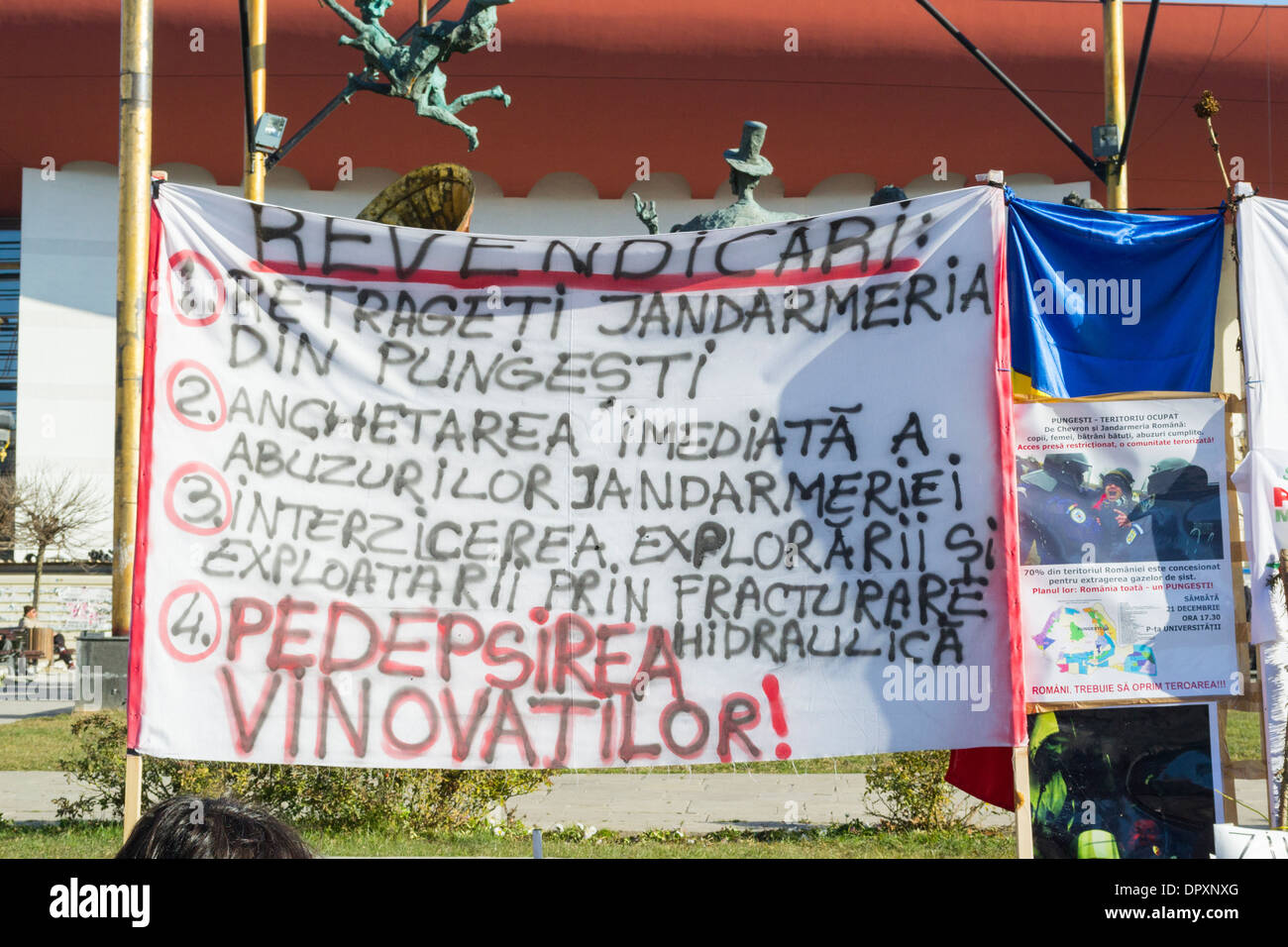 Anti-banner fracking circa il ritiro della polizia e il fermo dello scisto esplorazione nel Pungesti, un piccolo villaggio rumeno Foto Stock