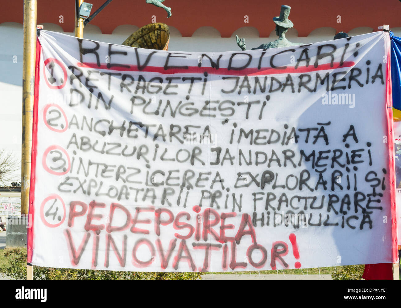 Anti-banner fracking circa il ritiro della polizia e il fermo dello scisto esplorazione nel Pungesti, un piccolo villaggio rumeno Foto Stock