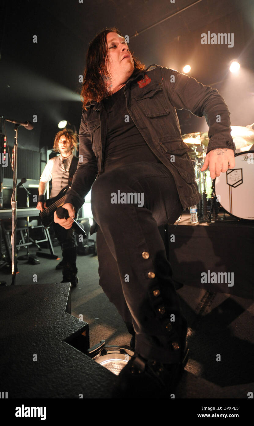 Feb 28, 2009 - Raleigh, North Carolina - cantante BRENT SMITH della band Shinedown suona dal vivo come vi 2009 tour farà tappa al teatro Lincoln si trova nel centro di Raleigh. (Credito Immagine: © Jason Moore/ZUMA Press) Foto Stock