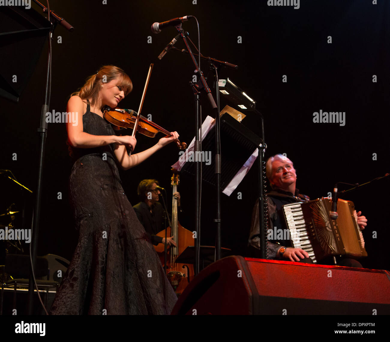 Glasgow, Scotland, Regno Unito. 16 gennaio 2014. Nicola Benedetti, scozzese violinista classica, eseguita con Aly Bain e Phil Cunningham Celtic Connections concerto di apertura 2014. Ha frequentato Yhudi Yehudi Menuhin School of Music, BBC giovane musicista dell'anno 2004. Eseguita con l Orchestra Nazionale Scozzese, Royal Philharmonic Orchestra, Proms, London Symphony Orchestra, Credito: Pauline Keightley/Alamy Live News Foto Stock