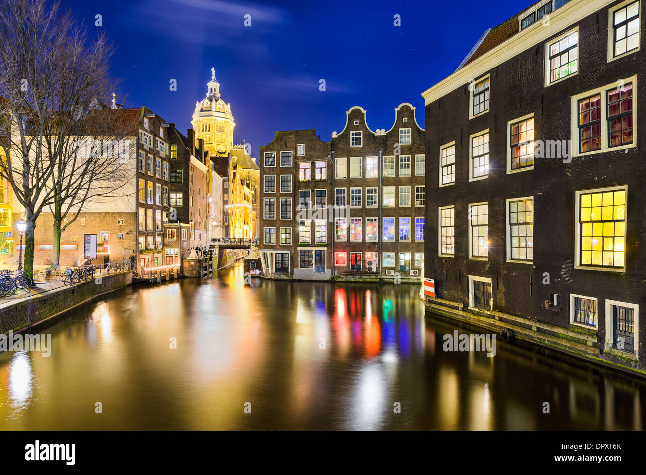 Città storica di Amsterdam, Paesi Bassi di notte Foto Stock