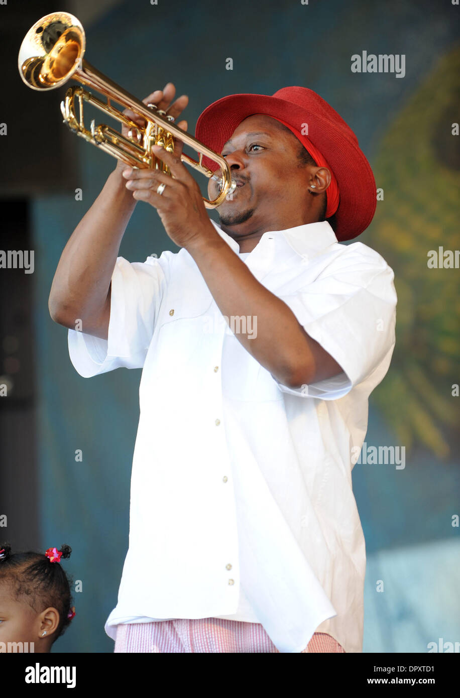 01 maggio 2009 - New Orleans, Louisiana, Stati Uniti d'America - musicista KERMIT RUFFINS & Barbecue Swingers esegue dal vivo presso il Jazz di New Orleans e Heritage Festival a New Orleans Fair Grounds Race Course. Il New Orleans Jazz e Heritage Festival celebra il quarantesimo anniversario. (Credito Immagine: © Jason Moore/ZUMA Press) Foto Stock