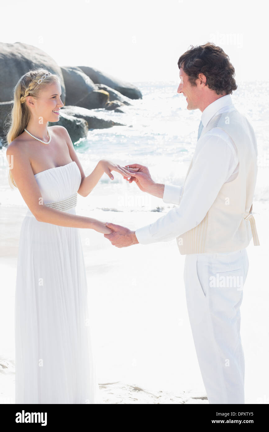 Uomo anello di posizionamento su carina brides dito Foto Stock
