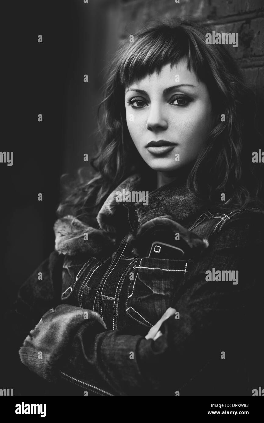 Giovane donna ritratto all'aperto. Pellicola in bianco e nero i colori di stile. Foto Stock