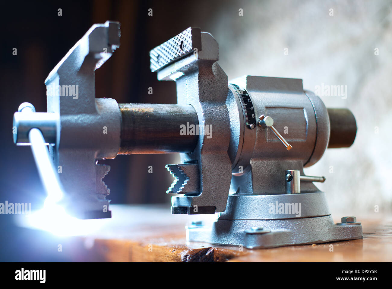 Attrezzo morsa sul tavolo falegname. Foto Stock