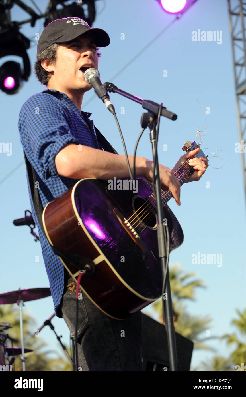 Apr 17, 2009 - Indio, California, Stati Uniti d'America - musicista M. WARD esegue live all'Impero Polo campo come parte del 2009 Coachella Music & Arts Festival. La tre giorni di multi-stadio festival si richiamano migliaia di vedere una varietà di artista in cinque diverse fasi. (Credito Immagine: © Jason Moore/ZUMA Press) Foto Stock