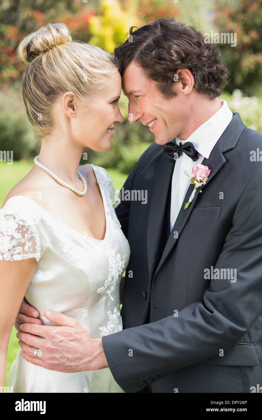 Happy sposi novelli che abbraccia ogni altro Foto Stock