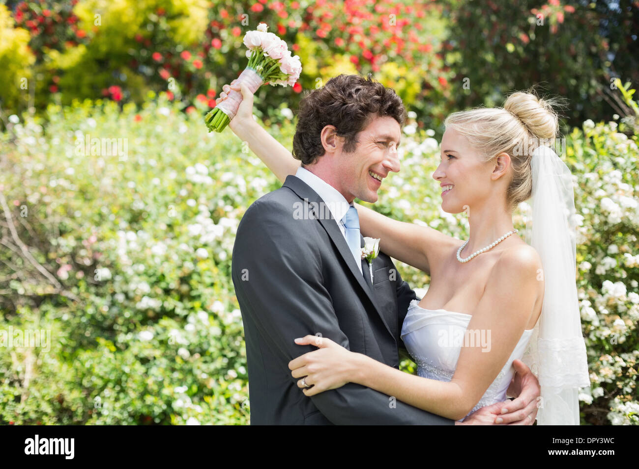 Romantico lieto sposi novelli abbracciando guardando ogni altro Foto Stock