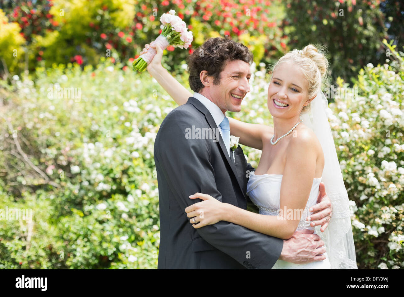 Romantico lieto sposi novelli che abbraccia ogni altro Foto Stock