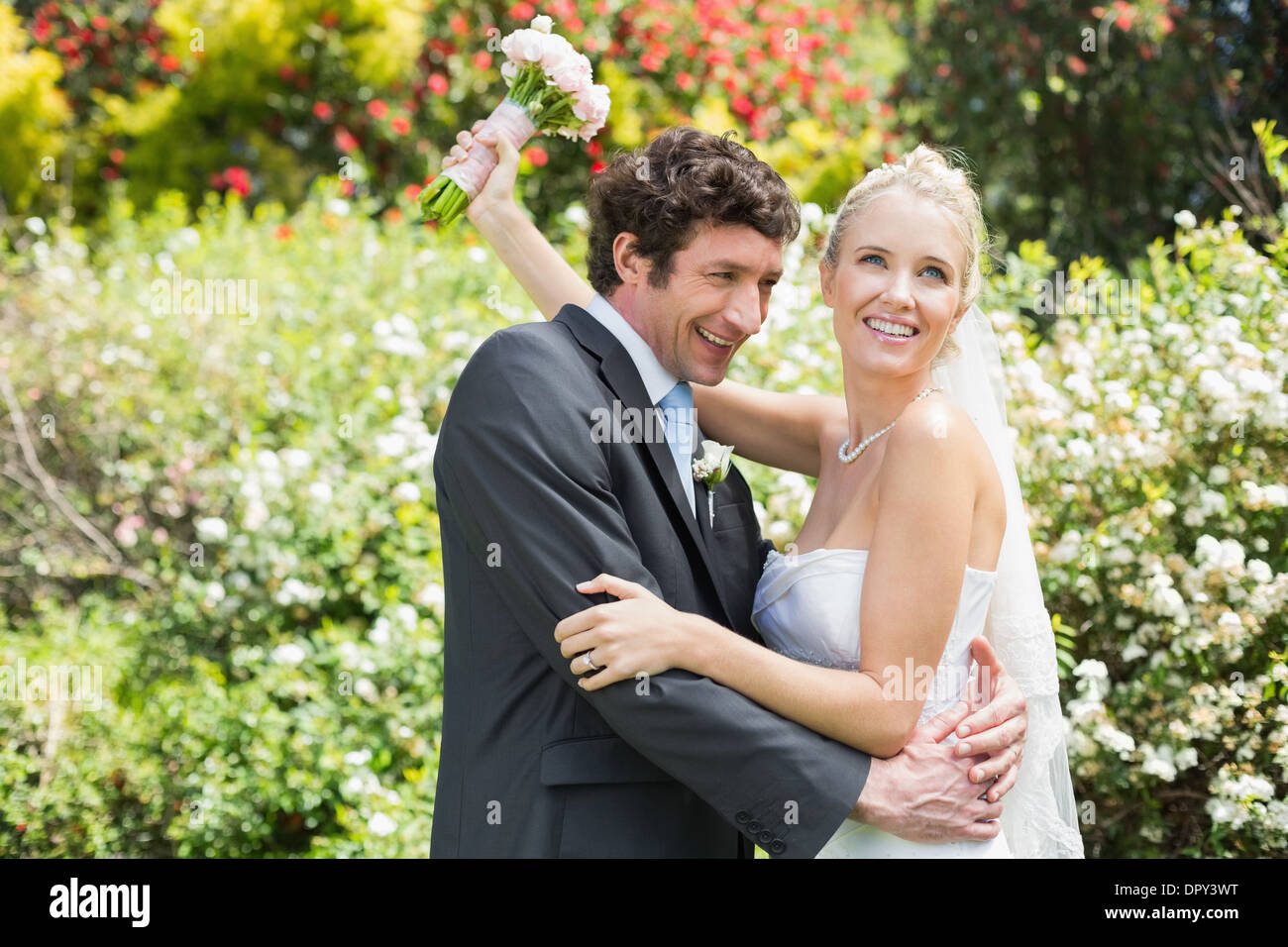 Romantico lieto sposi novelli che abbraccia ogni altro Foto Stock