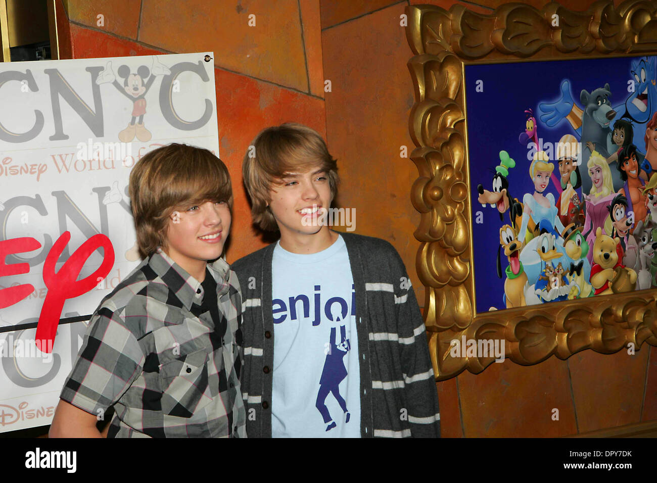 K61297RM.Il cast di ''La Vita Suite sul ponte'' soddisfare appassionati al mondo di Disney in New York City 03-06-2009.Foto di Rick Mackler-Rangefinder Globo foto, inc..DYLAN E COLE SPROUSE (credito Immagine: © Rick Mackler/Globe foto/ZUMAPRESS.com) Foto Stock