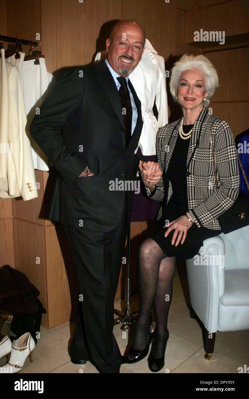 Domenico Vacca celebrazione presso il suo Madison Avenue store per essere  onorati dai Boys Club d'Italia, NewYork City 04-13-2009.DOMENICO VACCA E  CARMEN DELL OREFICE.K61684RM (credito Immagine: © Rick Mackler/Globe  foto/ZUMAPRESS.com Foto stock -