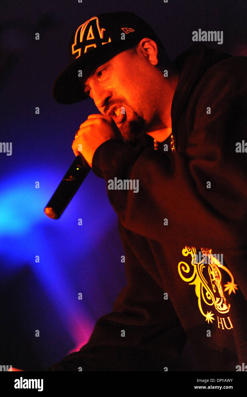 Feb 21, 2009 - Hollywood, California, Stati Uniti d'America - musicista Rapper-B Esecuzione reale al cd release party per il suo ultimo album intitolato, fumo N specchi' prima di una ricca casa di amici e fans a Hollywood sociale, a Hollywood. B reale notriety acquisita come il rapper di piombo per l'hip hop band Cypress Hill. Cypress Hill stati e pal, Sen cane, uniti B Real sul palco. (Credito Immagine: © S Foto Stock