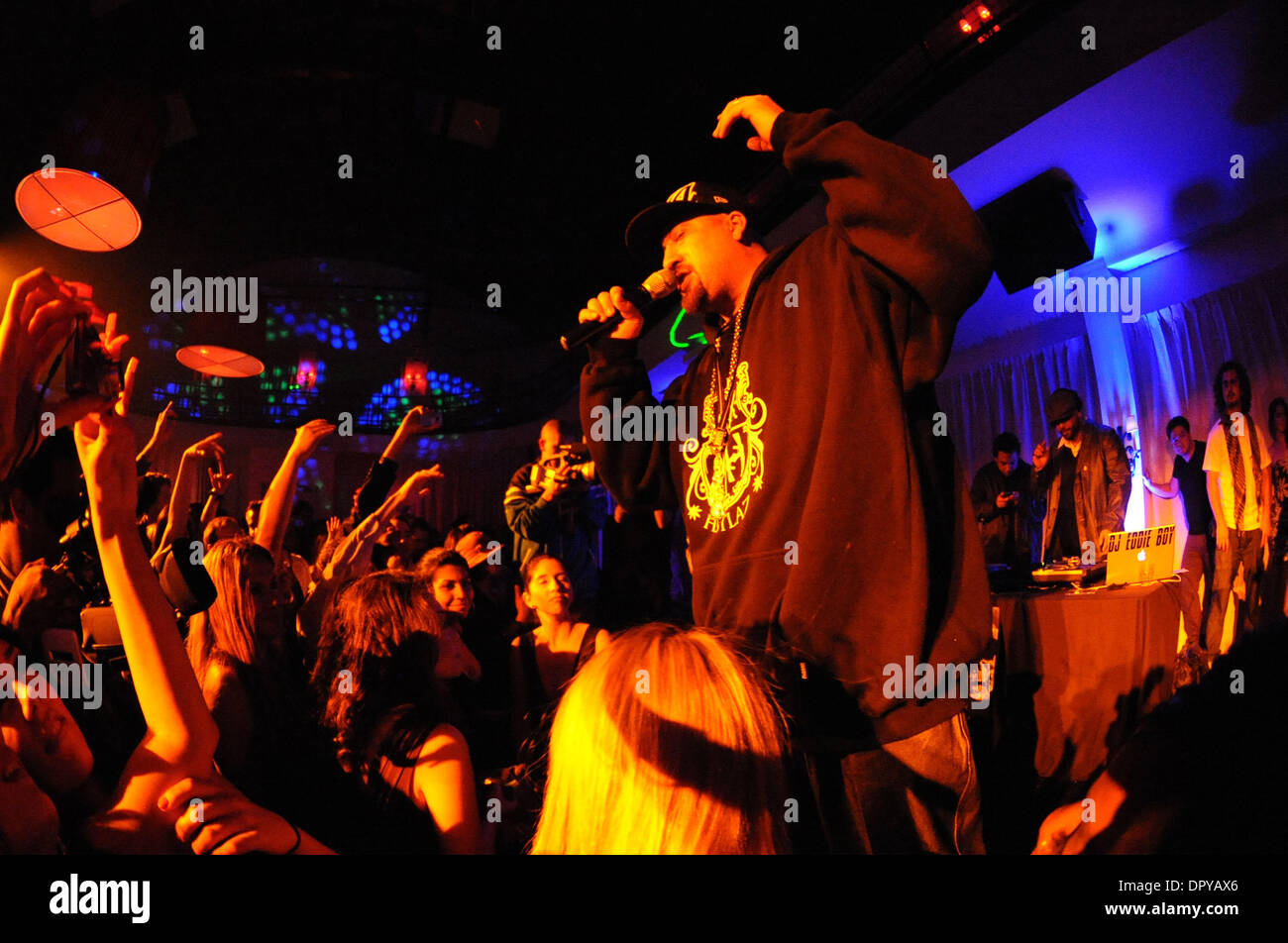 Feb 21, 2009 - Hollywood, California, Stati Uniti d'America - musicista Rapper-B Esecuzione reale al cd release party per il suo ultimo album intitolato, fumo N specchi' prima di una ricca casa di amici e fans a Hollywood sociale, a Hollywood. B reale notriety acquisita come il rapper di piombo per l'hip hop band Cypress Hill. Cypress Hill stati e pal, Sen cane, uniti B Real sul palco. (Credito Immagine: © S Foto Stock
