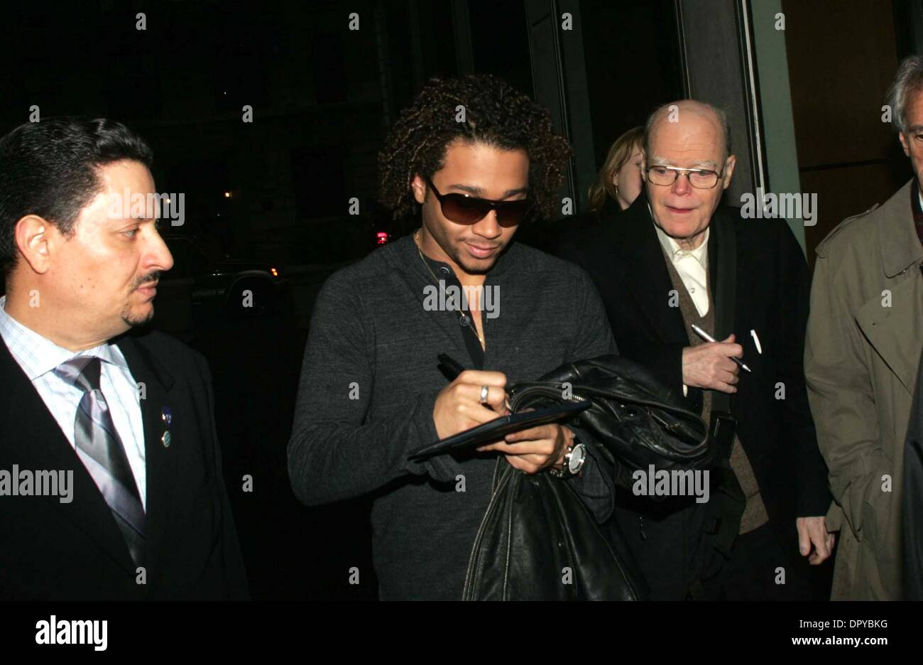 Celebrità Out & About facendo la mattina talk show circuito sono sommersi da ventilatori a midtown N.Y.C. 03-11-2009 ohotos da Rick Mackler Rangefinder-Globe Foto Inc,Â©2009..DIisney Channel star, Corbin Bleu.K61399RM (credito Immagine: © Rick Mackler/Globe foto/ZUMAPRESS.com) Foto Stock