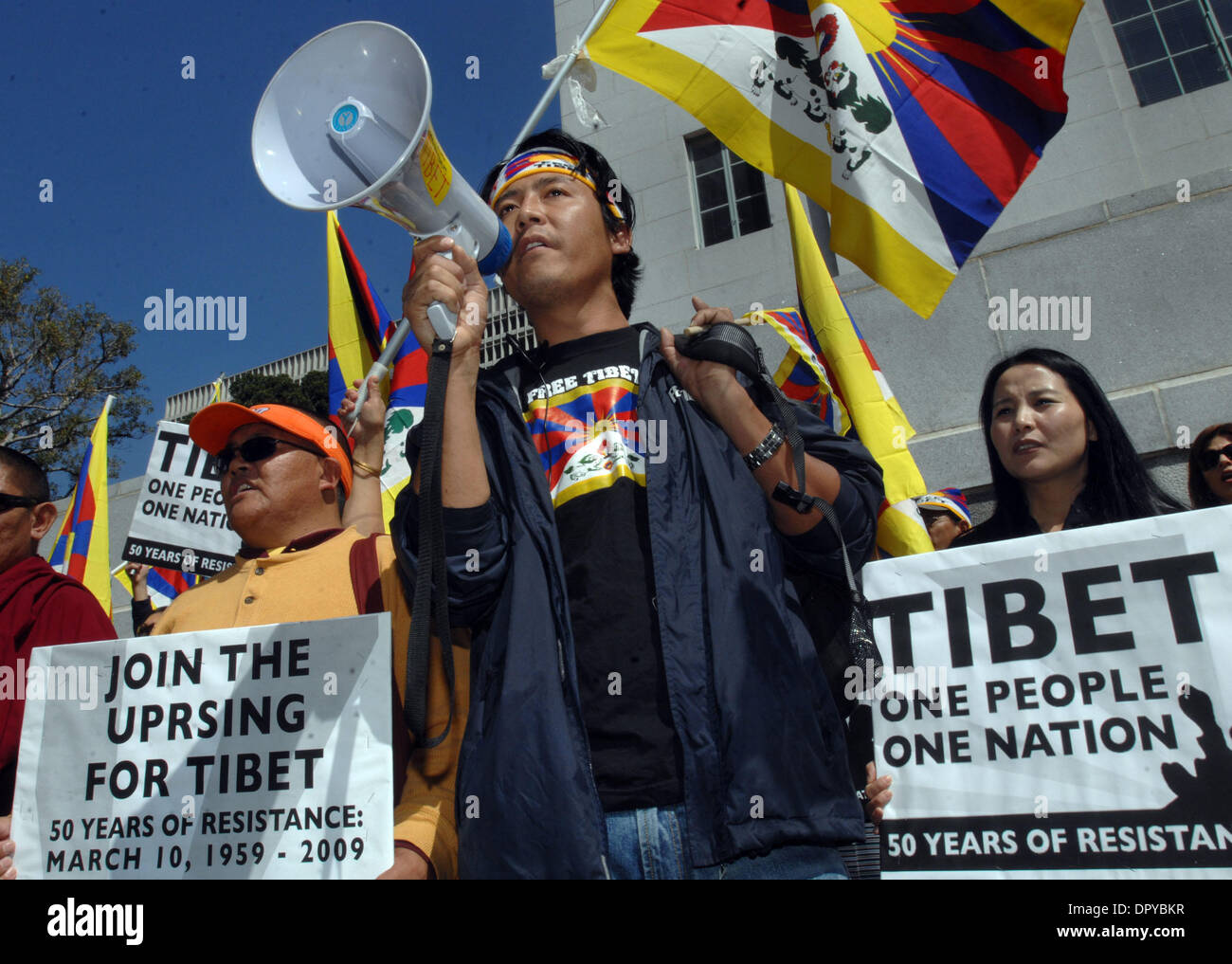 Attendamento Sherpa del Los Angeles conduce un canto durante una dimostrazione contro la sovranità cinese sul Tibet a Los Angeles City Hall. I manifestanti hanno continuato con un mese di marzo al Consolato Cinese. Foto Stock