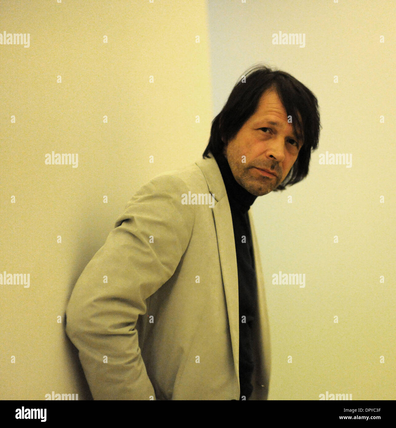 Apr 01, 2009 - Beverly Hills, in California, Stati Uniti d'America - Designer artista Creative Director Peter Saville ha raggiunto lo stato iconico come un progettista di record di arte presso la famosa fabbrica di record, Manchestor, Inghilterra. Saville ha lavorato come direttore creativo per la città di Manchestor per gli ultimi quattro anni. Saville iconici album e poster artwork per Factory Records' artisti come nuovo o Foto Stock