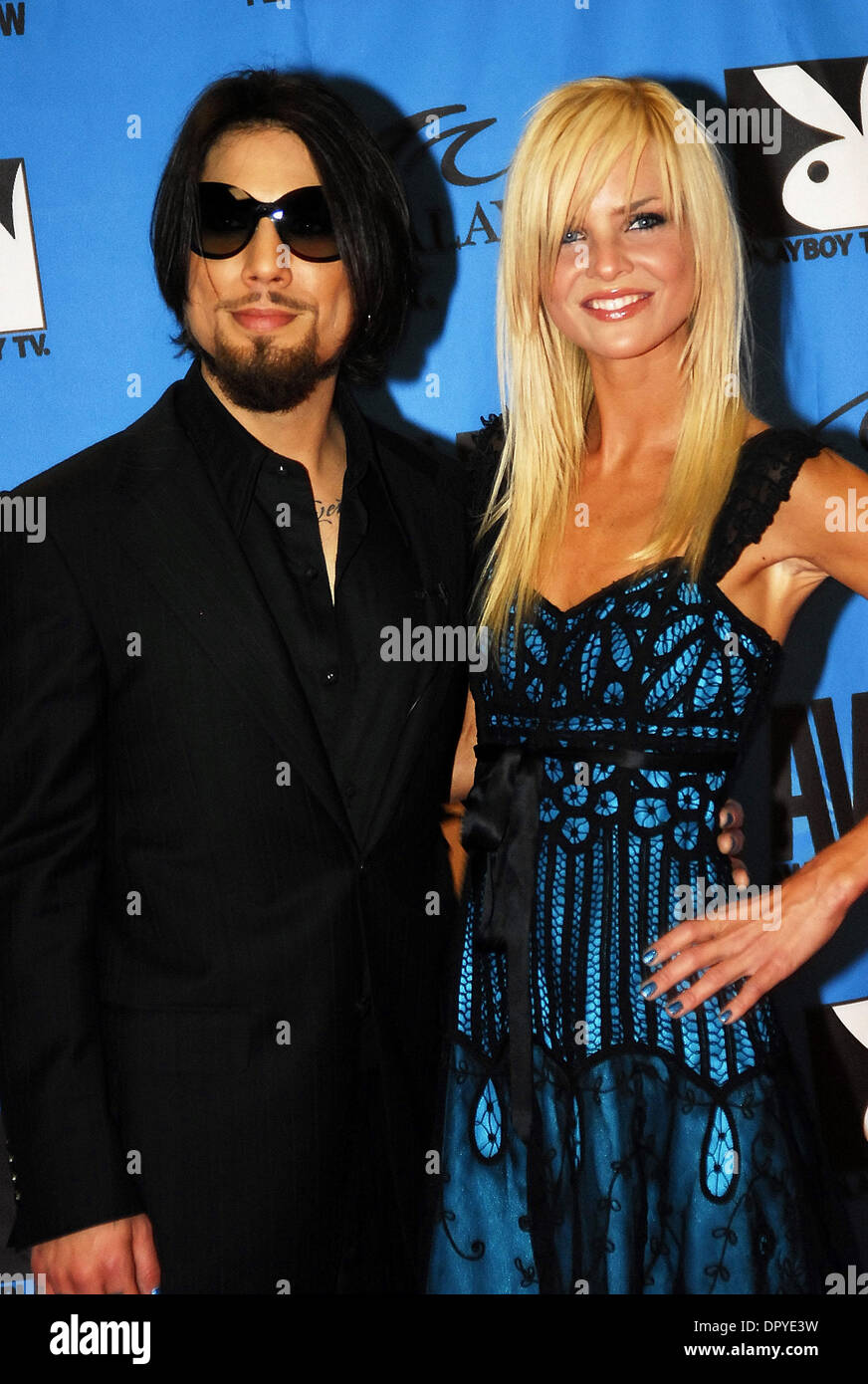 Jan 10, 2009 - Las Vegas, Nevada, Stati Uniti d'America - Rock il chitarrista Dave Navarro con amico LINDSEY sul tappeto rosso al XXVI edizione AVN awards al Mandalay Bay Hotel e Casinò. (Credito Immagine: © Valerie Nerres/ZUMA Press) Foto Stock